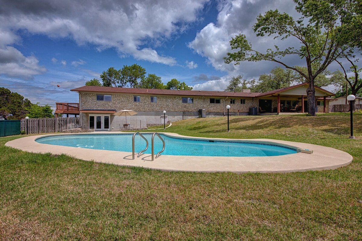 Group-Friendly Ranch Home | Pool &Plenty of Space! gallery image 4