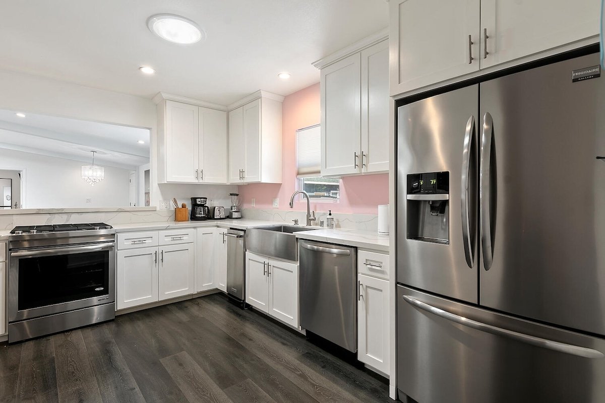 Lovely home with patio near Universal & Hollywood gallery image 5