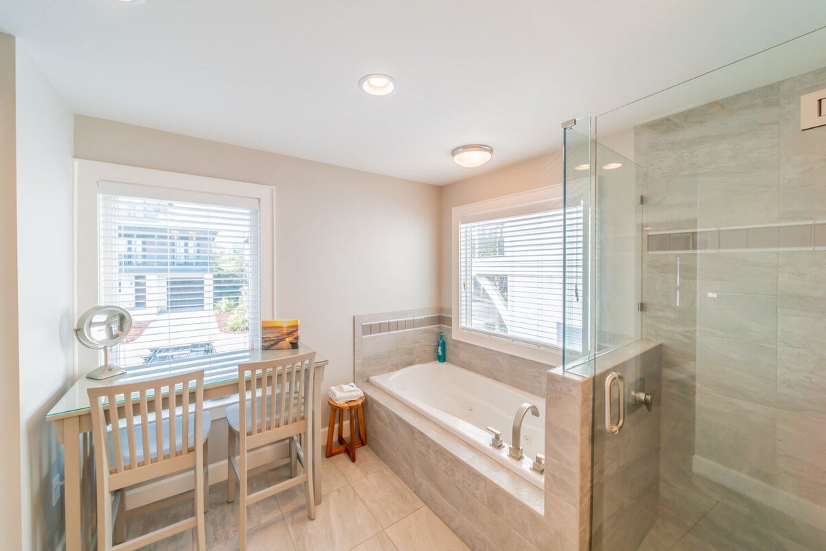 Nifty Shades of Gray | Beachfront | 4 bikes gallery image 5