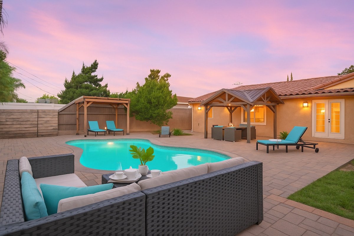 132 Stunning Spacious Entire home pool/spa/EV Plug gallery image 4