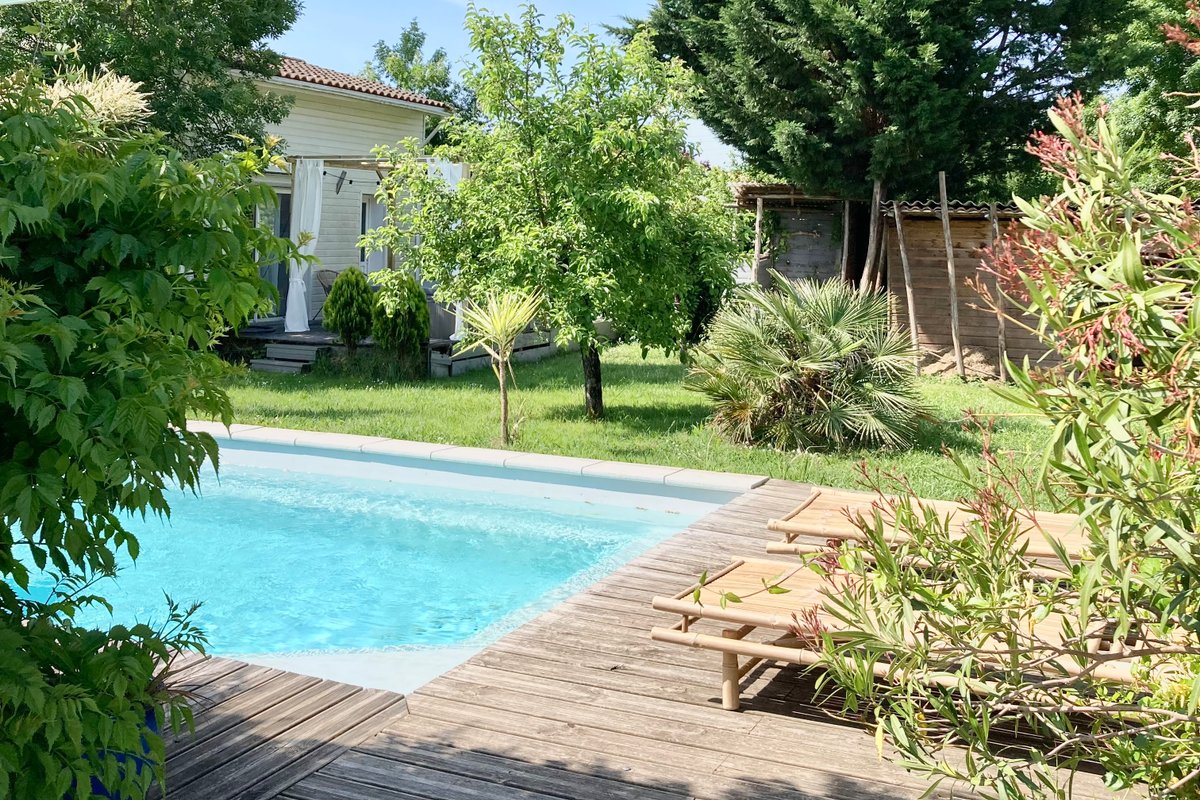 Large air-cond. villa with lodge, pool and jacuzzi