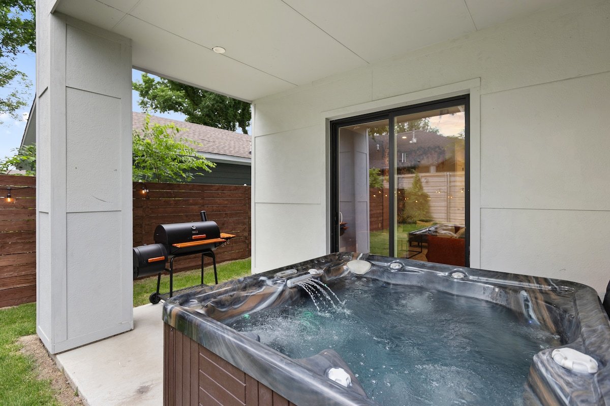 The Floral Home | 4BR Downtown Dallas w/ Hot Tub gallery image 5