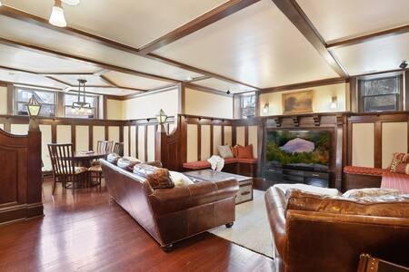 Luxury 6600 sq.ft Stunning Home/Sleeps 10+ gallery image 5