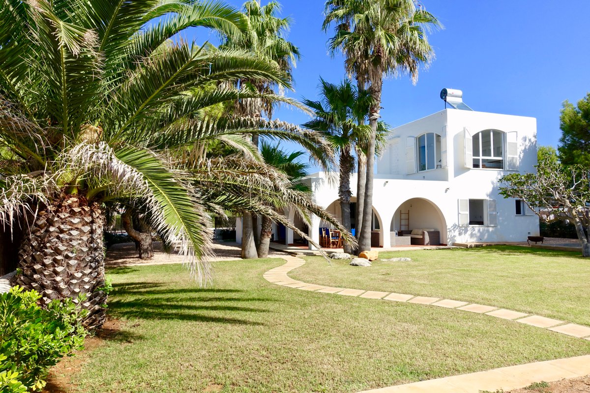 Beautiful 4 bedrooms house stunning sea view