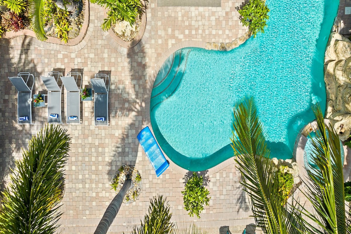 Tropical Vibes Only at Pineapple Paradise! gallery image 4