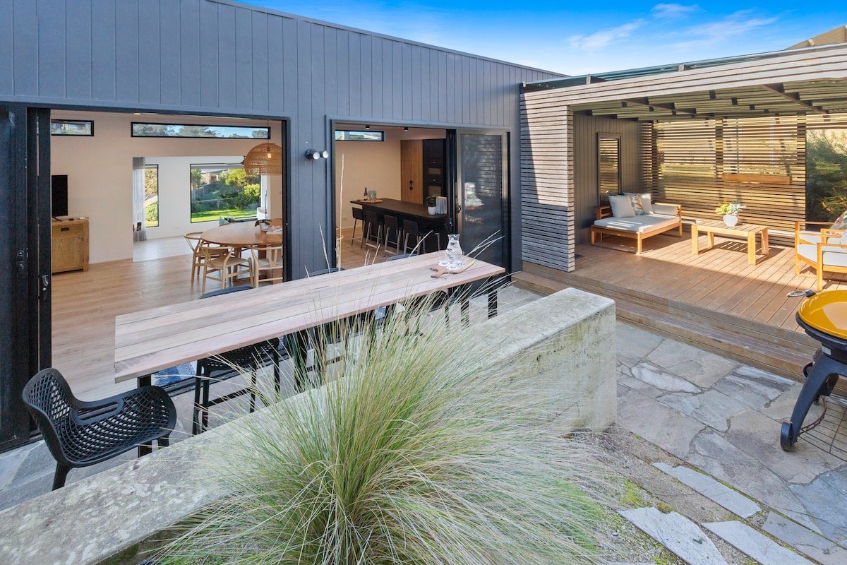 Ocean Beach Retreat–Contemporary Rye Accommodation gallery image 4