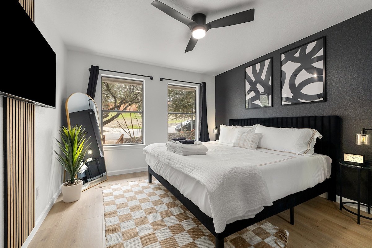 Zilker Loft | Theater | Game Room | Sleeps 14! gallery image 5