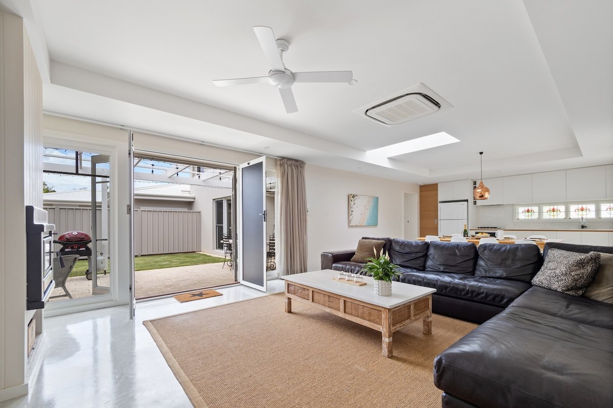 BEACH 100m away PET friendly NEW Modern Hamptons gallery image 4