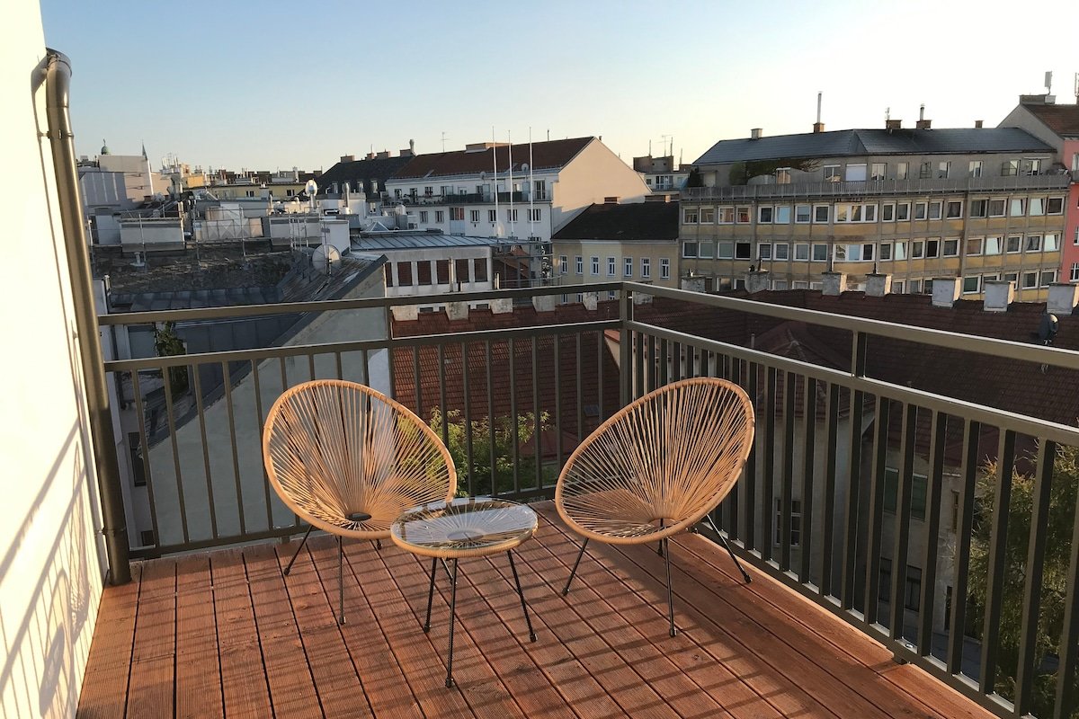 The SKY SUITE MEGA – Vienna Penthouse Suite gallery image 3