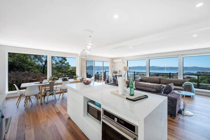 House on the Hill with a View – Sleeps 12, 3 Bath. gallery image 2