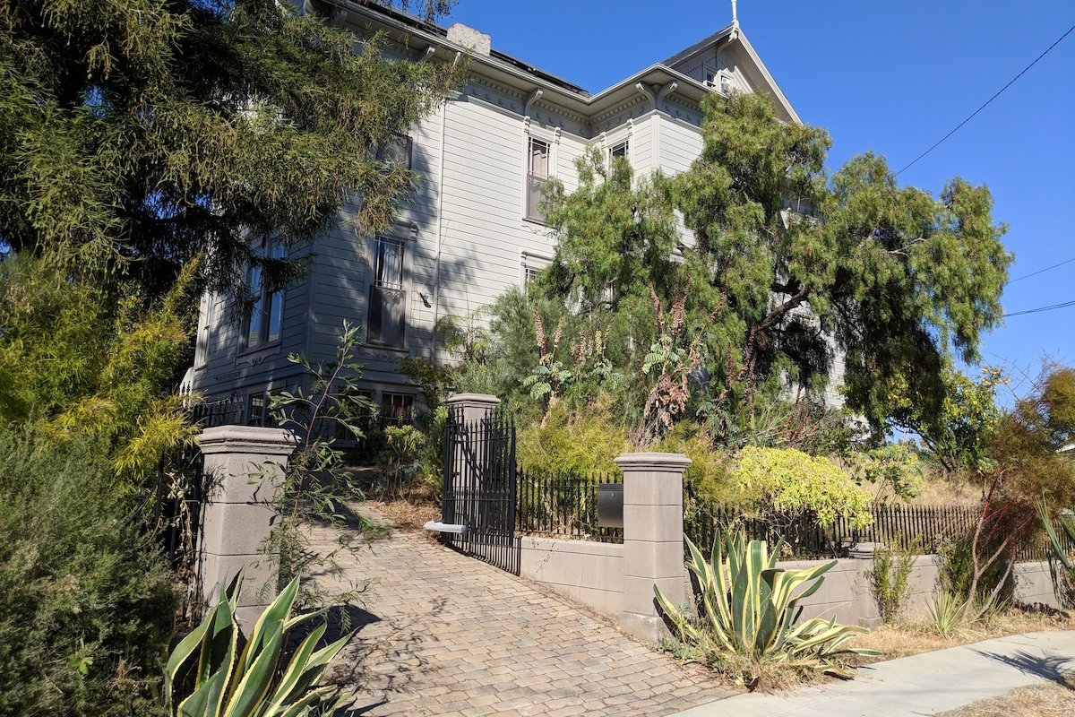 Huge, epic, historic mansion. Easily sleeps 40+. gallery image 5