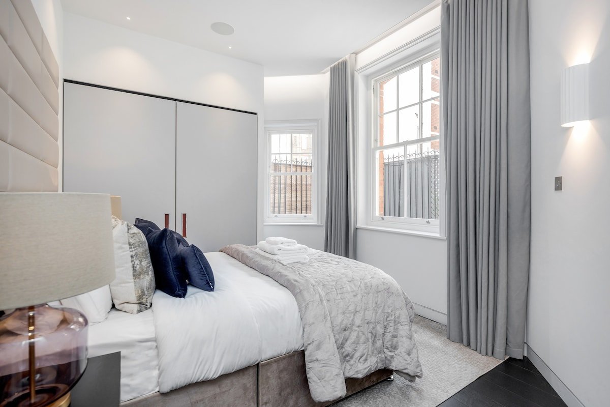 The Mayfair Residence Luxury AC* gallery image 5