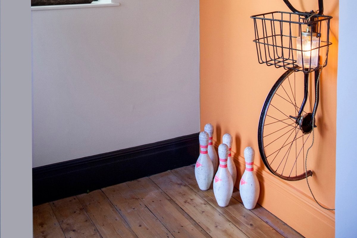 higgihaus 46 2-4 Bed Small Groups Hip gallery image 2