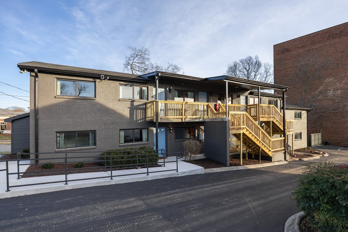 Multi-Condo Building 7 Units, 15 Bedrooms &Parking gallery image 5