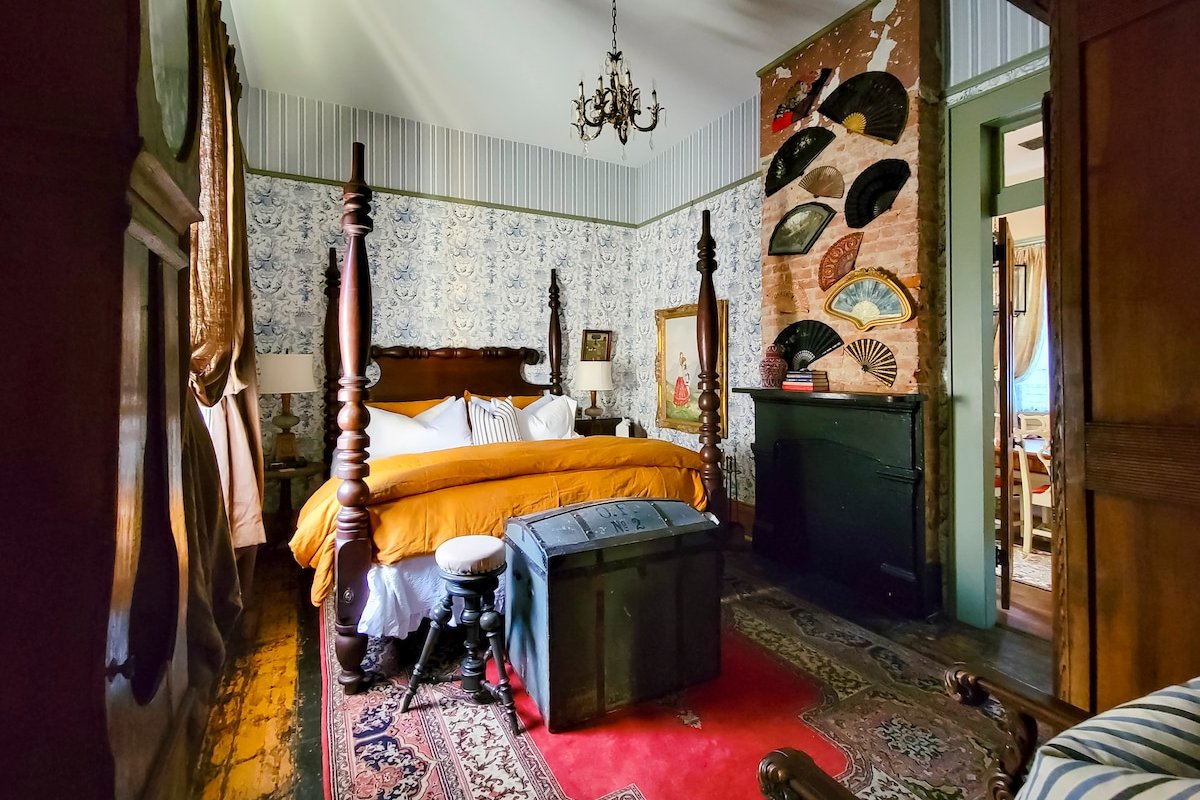 Eclectically Appointed Home w Salt Water Pool/Spa gallery image 4