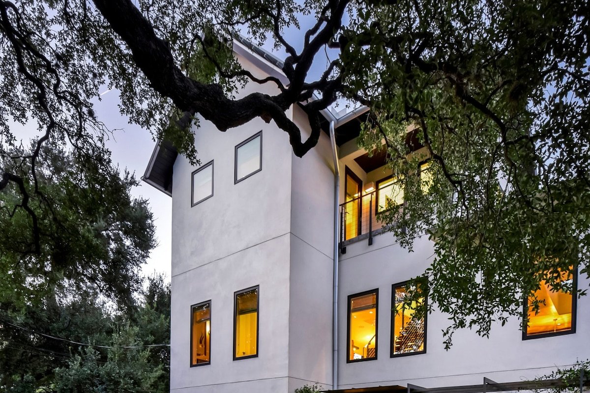 Above Capitol View I Skyline Views I Pool/Spa I Ev gallery image 3