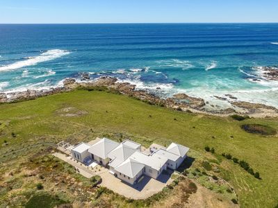 CONTEMPORARY LUXE WATERFRONT RESIDENCE