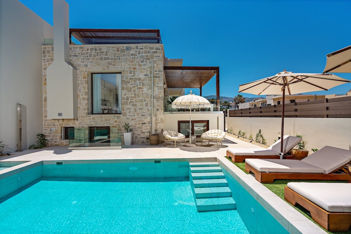 Amara II – walking distance to the beach & shops! gallery image 3