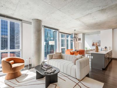 Heart of City Haven: 3BR, High-End Stay