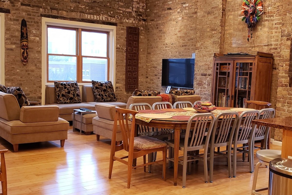 Magic Factory Loft 3East 4 Bd/4 Ba Families Groups gallery image 2