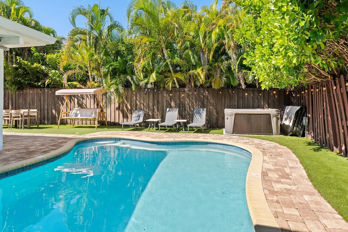 6 BR Villa Steps to Ocean, Pool, Sauna & Jacuzzi gallery image 2