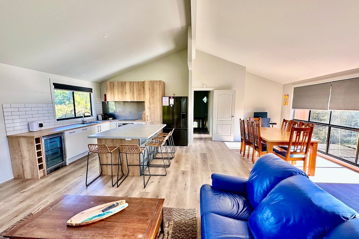 Jan Juc Surfcoast Retreat. Sleeps 10-pet friendly. gallery image 2