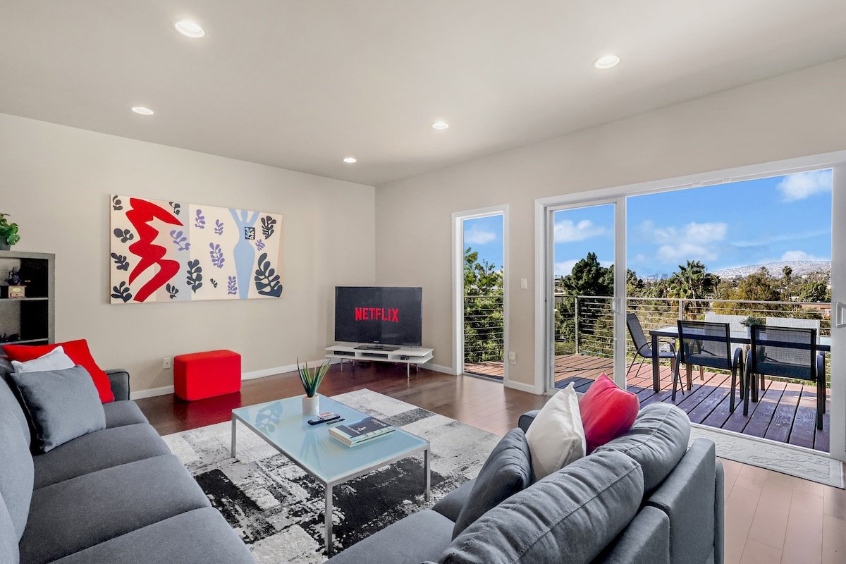 LA Chic Stunning Views & Sunsets gallery image 2