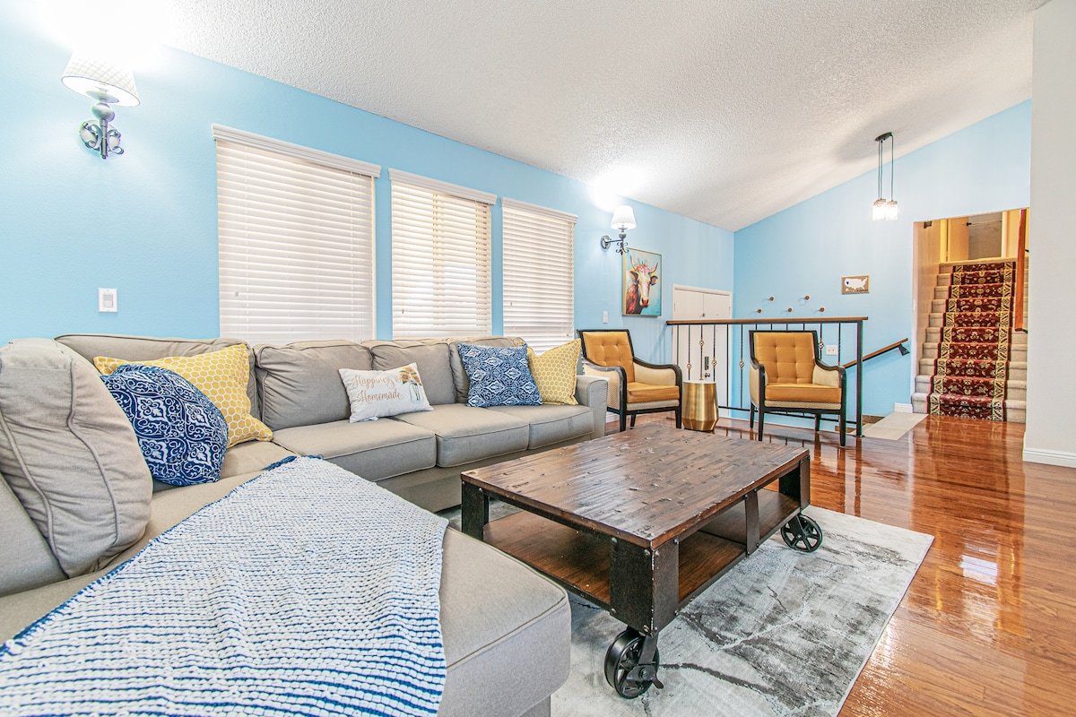 2.5mi to strip, Pool Jacuzzi! Discounts Available gallery image 3