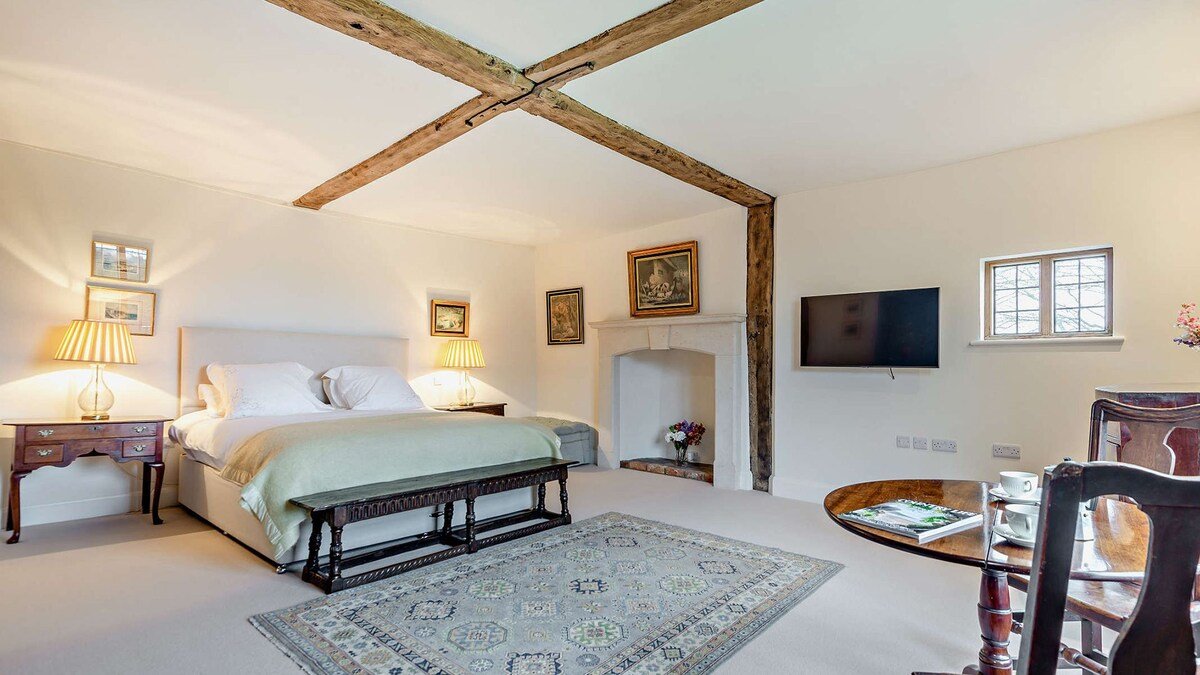 Chalford Manor with swimming pool, tennis court gallery image 2