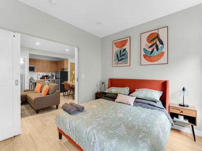 Chic Midtown 2 Bedroom | Queen Beds | WD