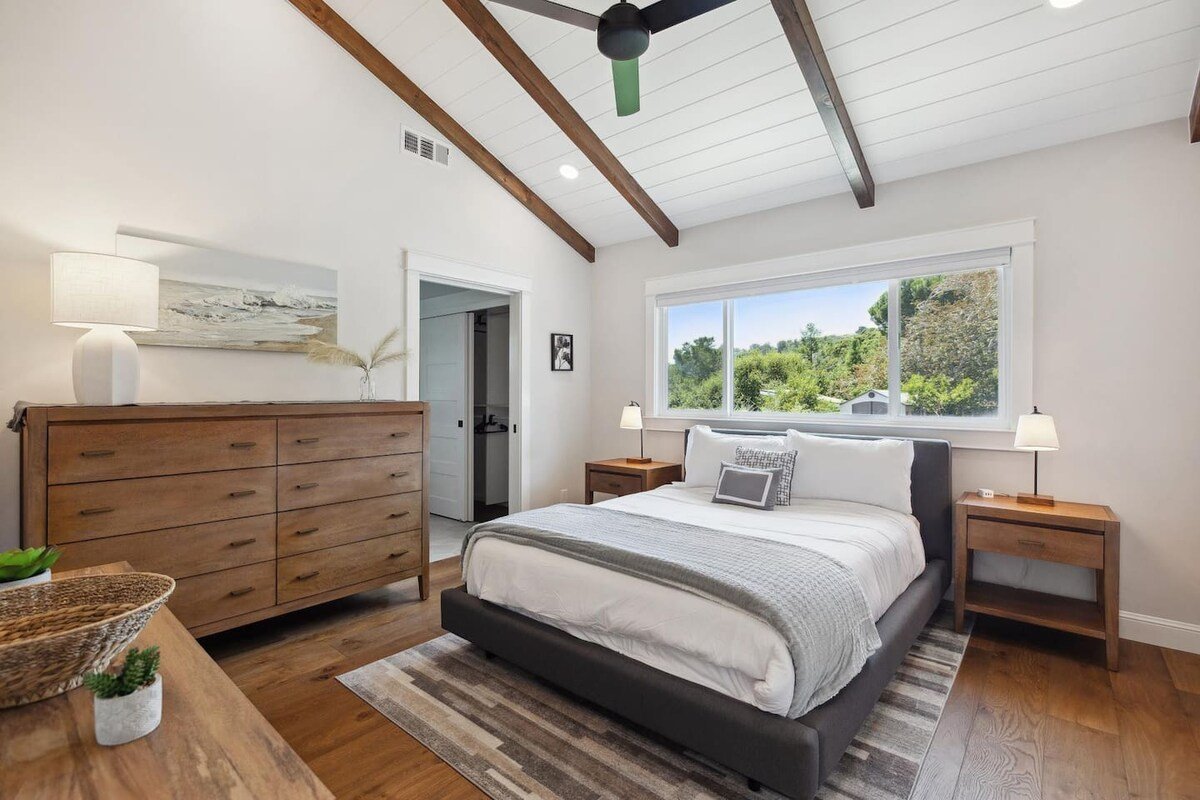 LuxoStays Bright & Cozy 4BR Home • 5 Beds • 2 Bath gallery image 5