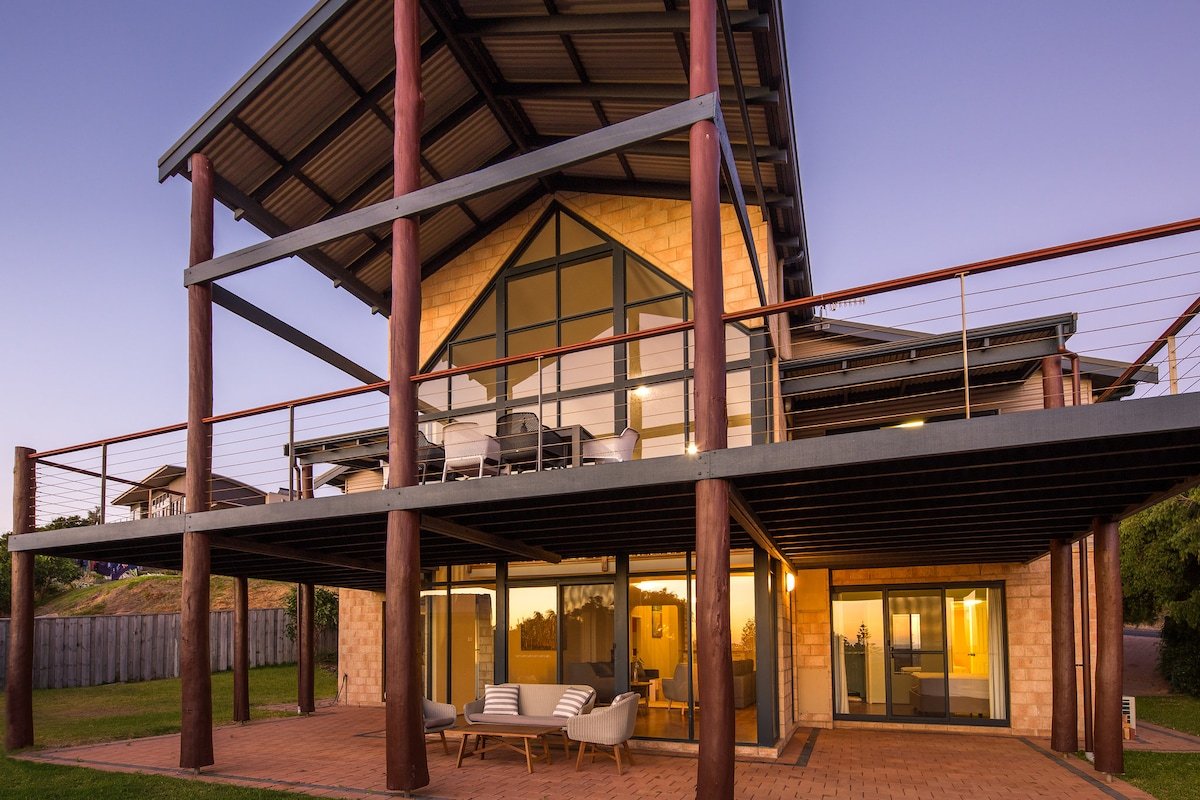 Bondys Beach House—Panoramic Beachside Living gallery image 2