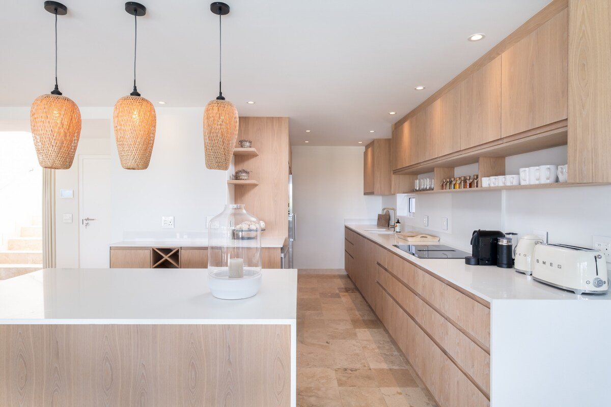 Stylish Renovated Beach Home with UPS gallery image 4