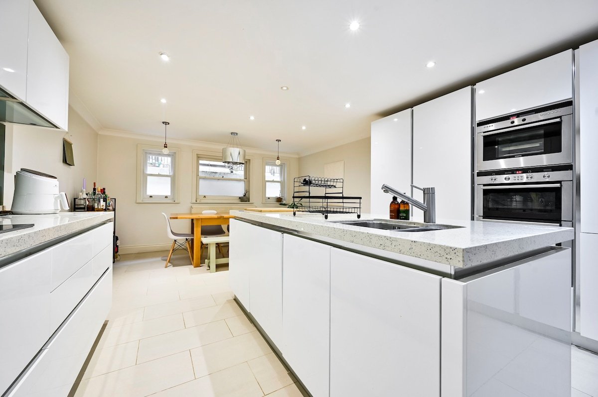 Beautiful 5 Bed House – Sleeps up to 12 – Central gallery image 2