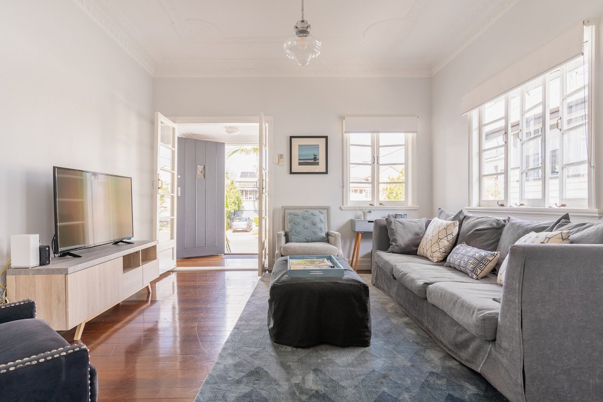 5 Bedroom House, CBD/New Farm, A/C, 4 Carparks gallery image 3