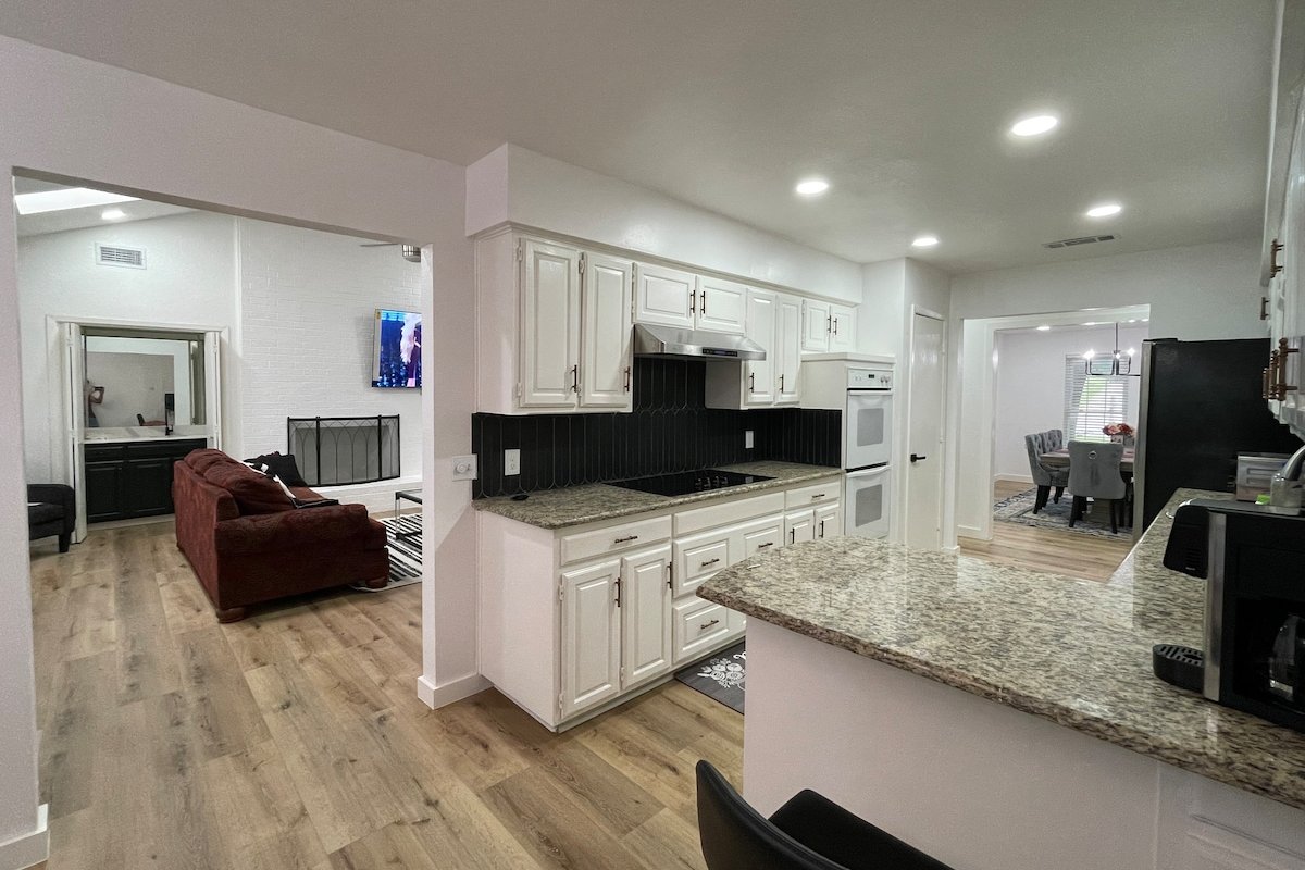 Spacious home by six flags/AT&T stadium/stockyard gallery image 3