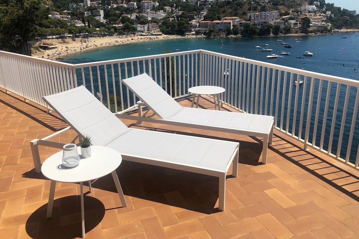 Villa primera línea de mar con piscina climatizada gallery image 2