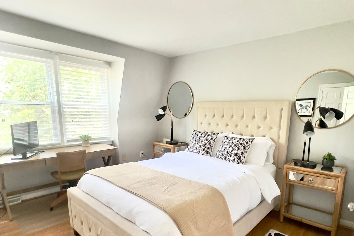 Waterfront Townhouse Wharf’s Location + Parking! gallery image 2