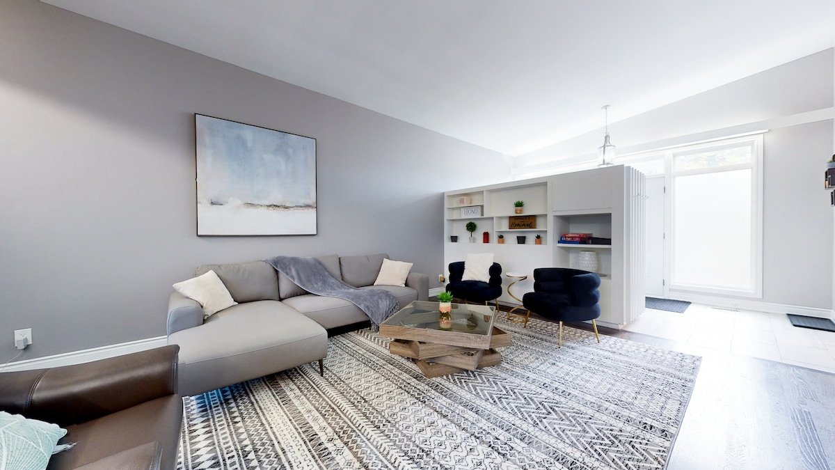 Lux House with 7 Bedrooms/3 Baths + Yoga/Sun Room gallery image 5