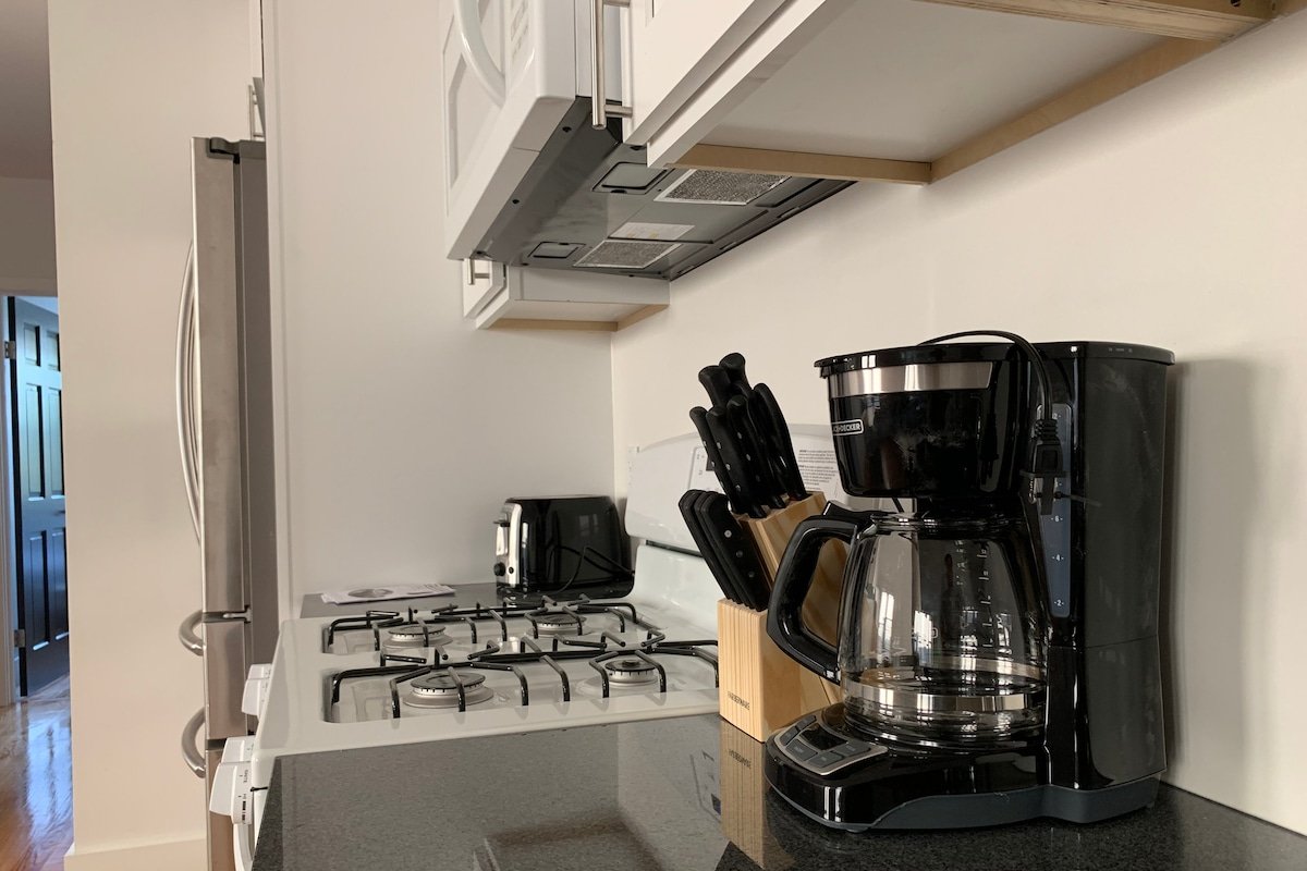 New 9 Bed 4 Full Bath 3000 SF Spacious Apartment gallery image 3