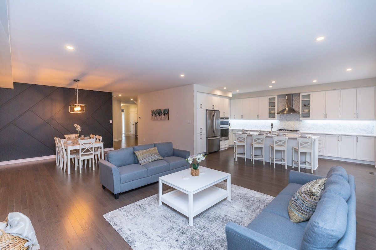 Elegant 3 story home near DT & Airport gallery image 2