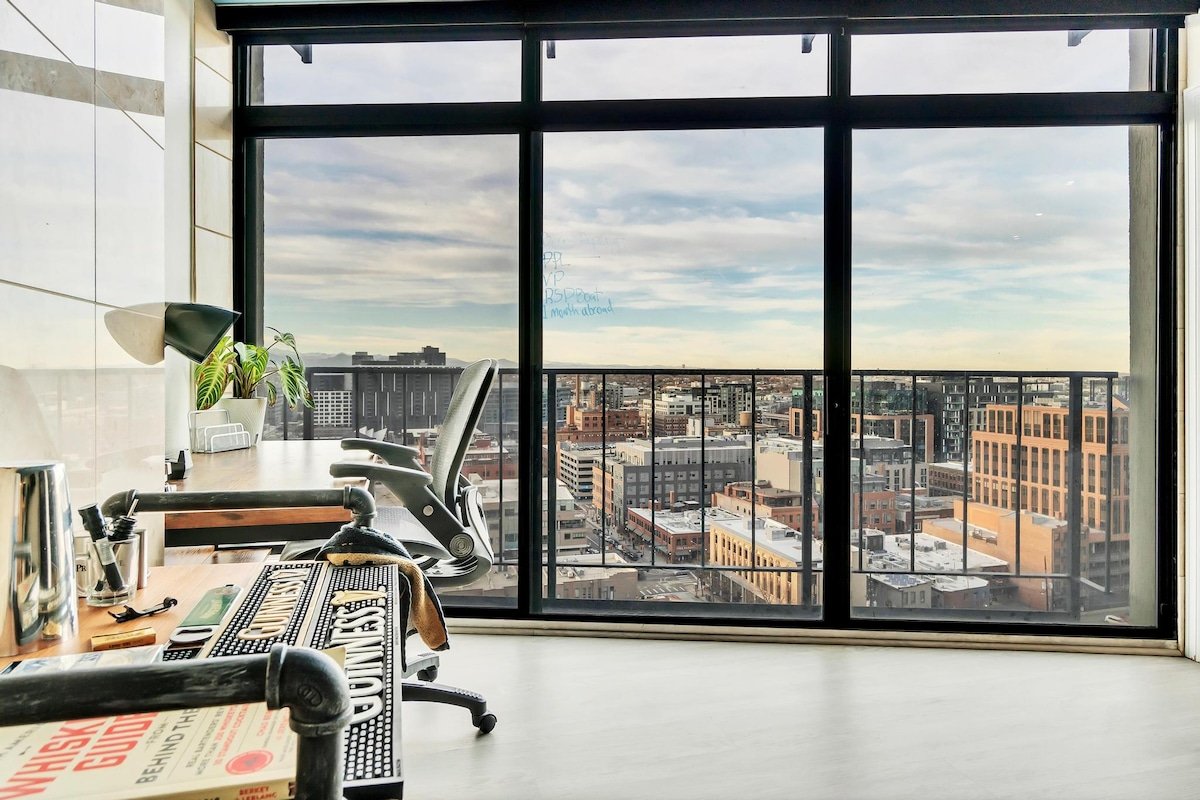 Downtown Denver Luxury 2BR w/ Gym Sauna & Parking gallery image 2