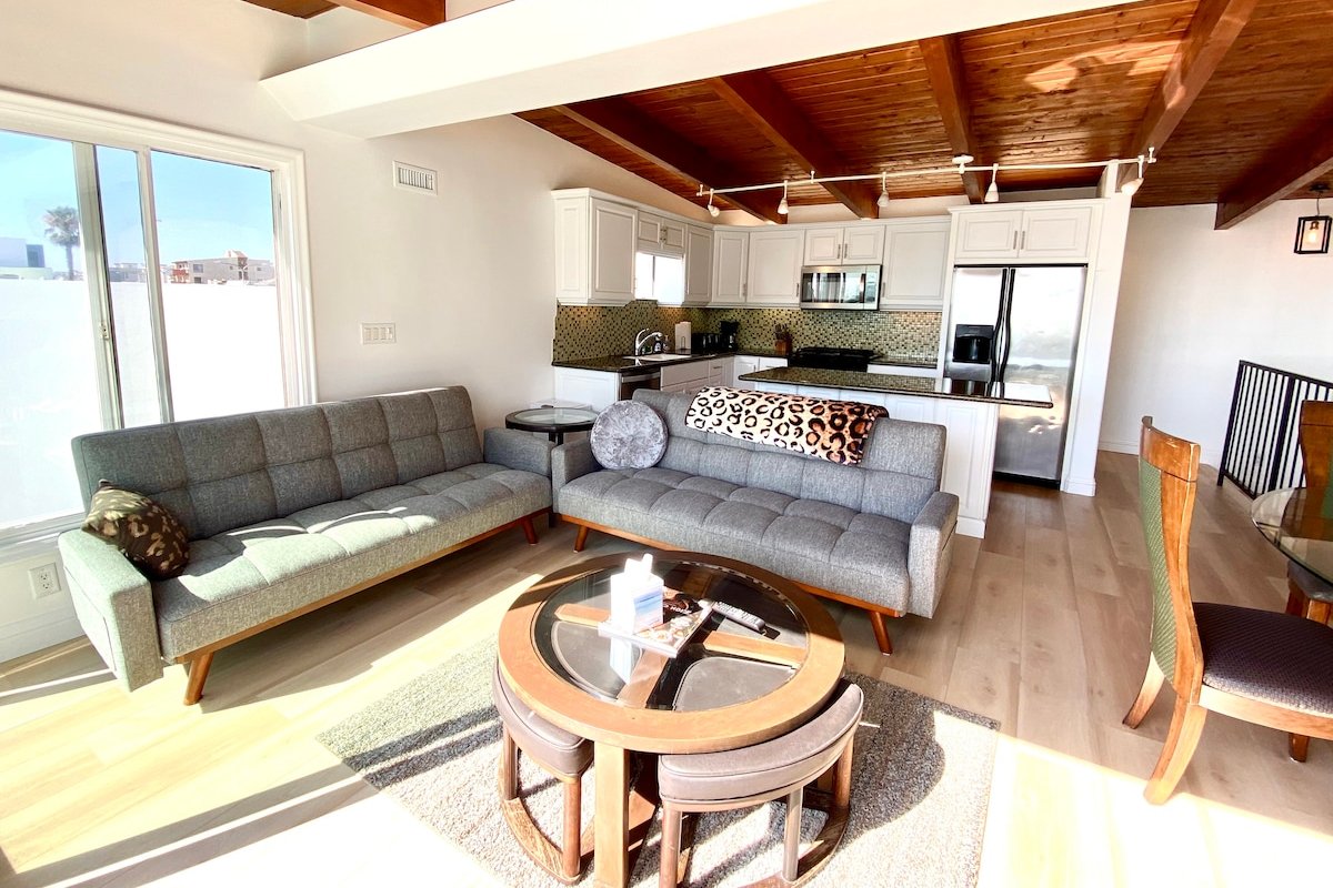 Beach Front House-Newly Renovated – Awesome Home ! gallery image 3