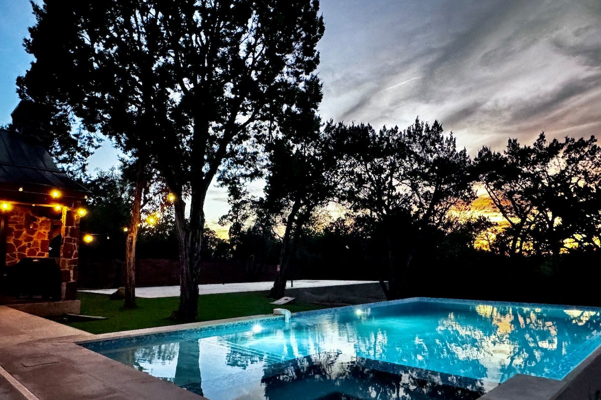 Luxury Wellness Estate: Pickleball, Pool & Sauna gallery image 2