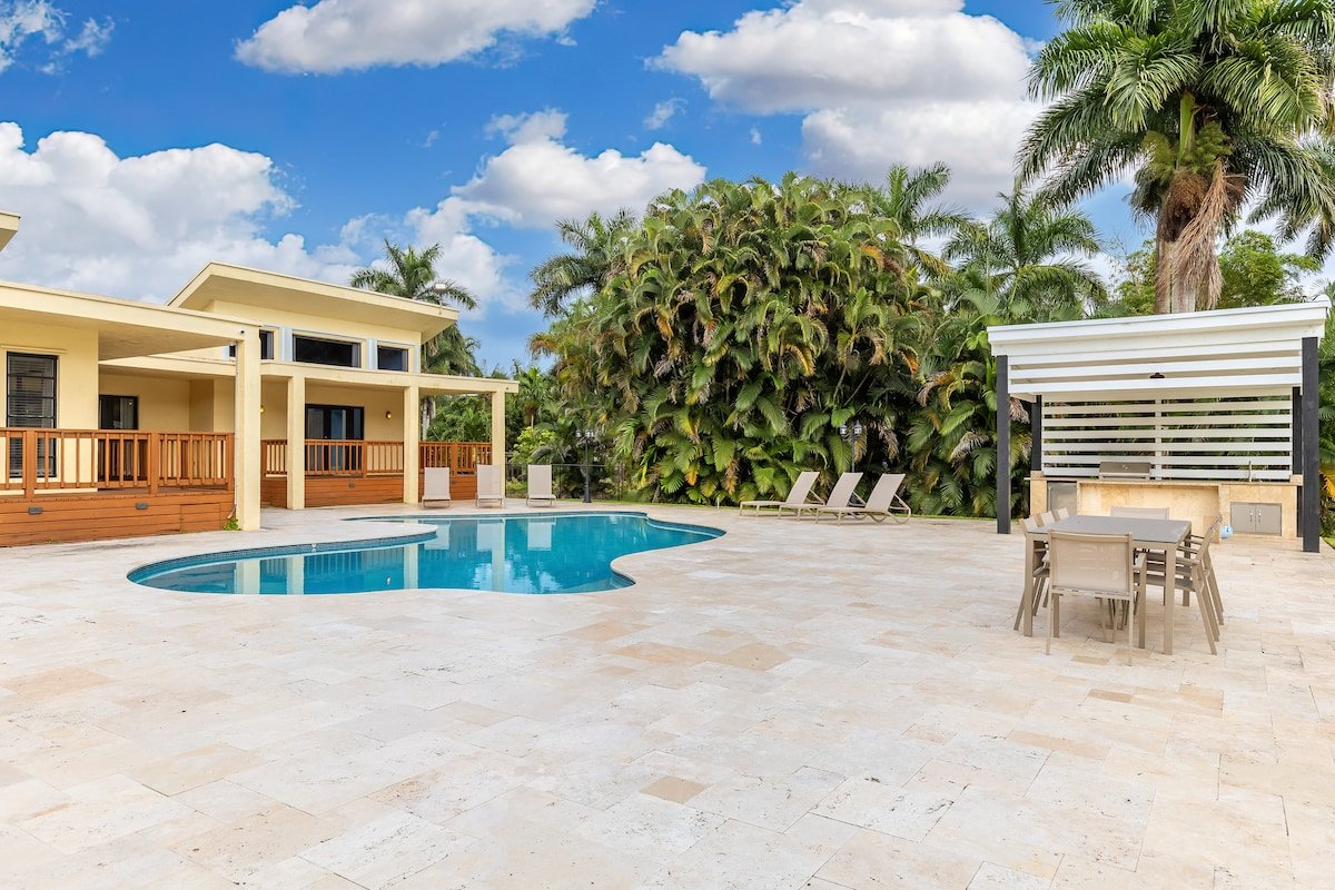 Majestic Home 7 Bedroom w/ Heated Pool, Huge Yard gallery image 4