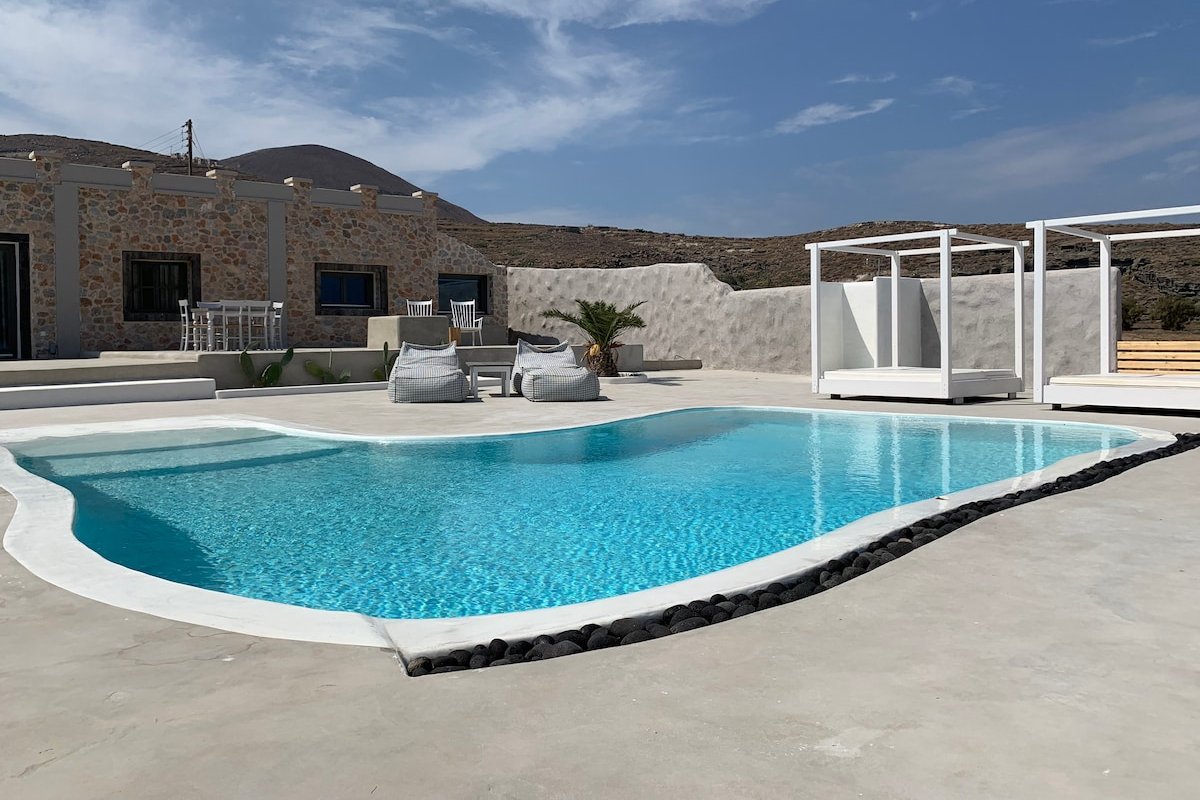 Villa Beltramo Santorini private pool villa gallery image 2