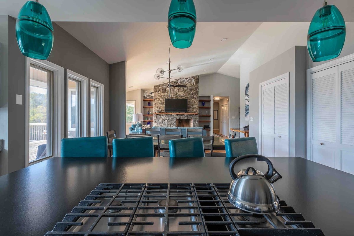 Water, Electric, WiFi, PETS Sleeps 11. Near Aville gallery image 4