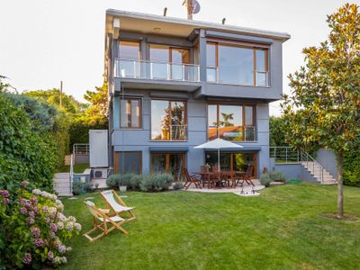 Incredible Luxurious Villa with Spacious Garden