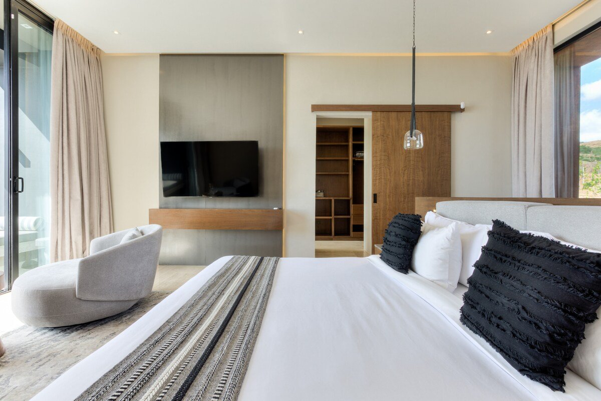 Villa with service staff and private vineyard gallery image 3