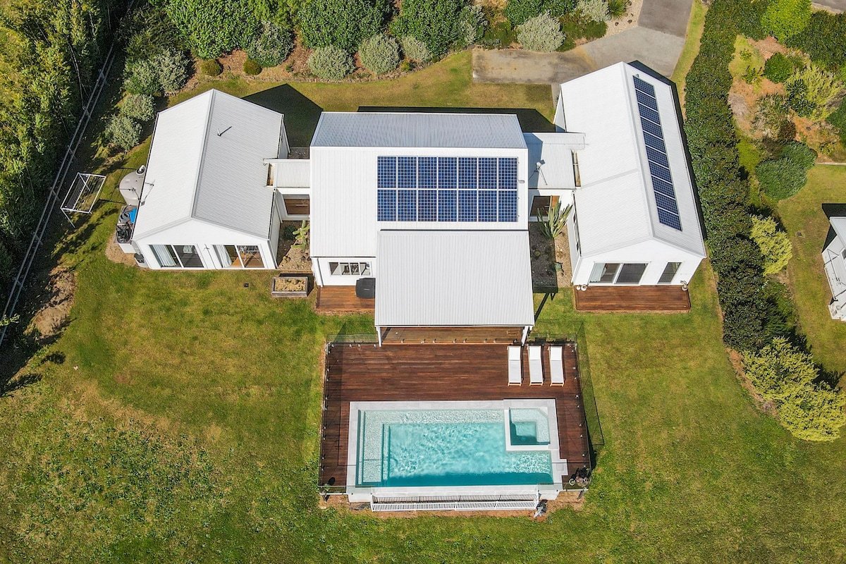 Heron House – Spacious home with pool, spa & sauna gallery image 4